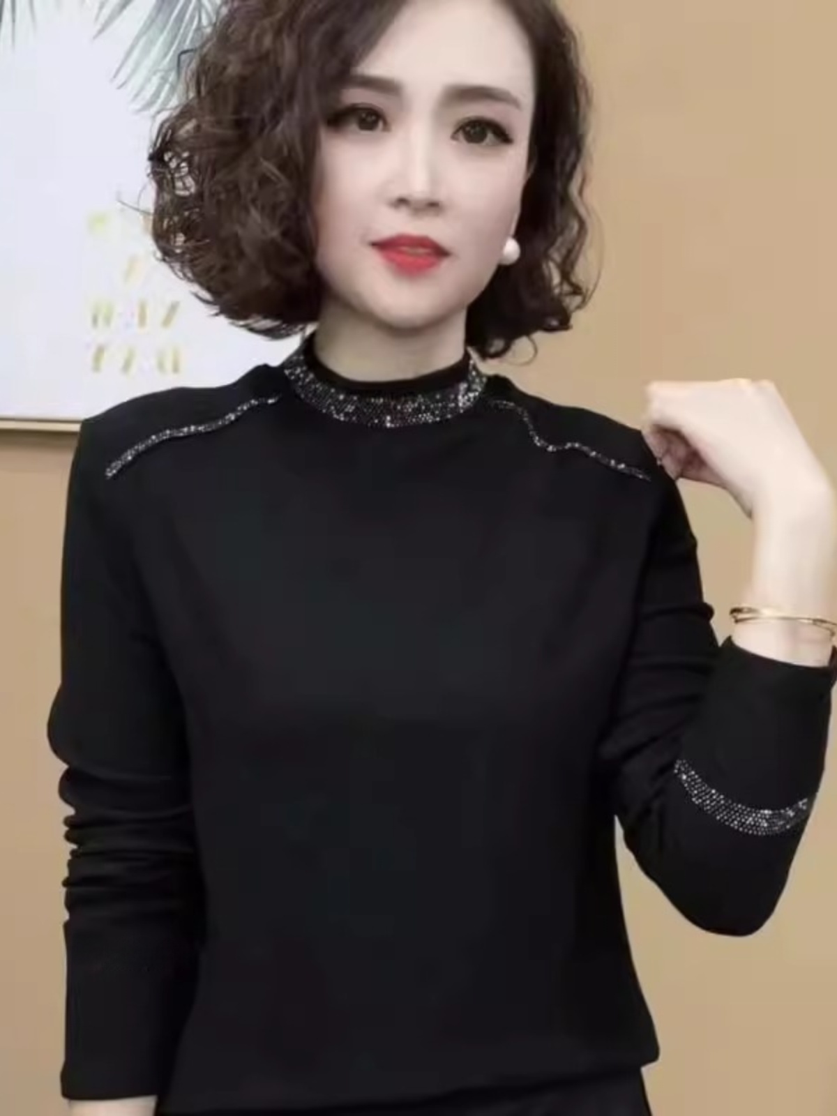 Women Fashion Over 40 - Kemeja dasar berhias berlian dengan kerah