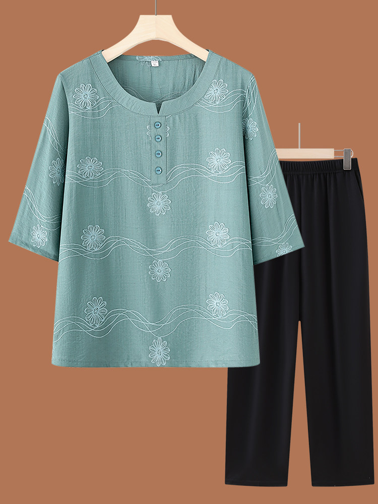 Women Fashion Over 60 - Setelan Atasan dan Celana Lengan Pendek