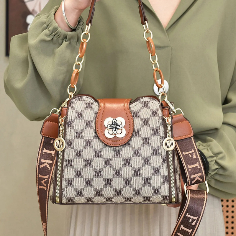 Tas selempang bermotif huruf v - Crossbody Bag Women ulasan dan harga